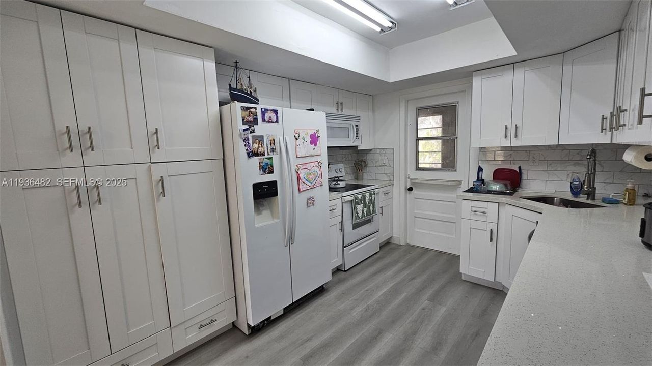 出租: $2,600 (2 贝兹, 1 浴室, 2796 平方英尺)