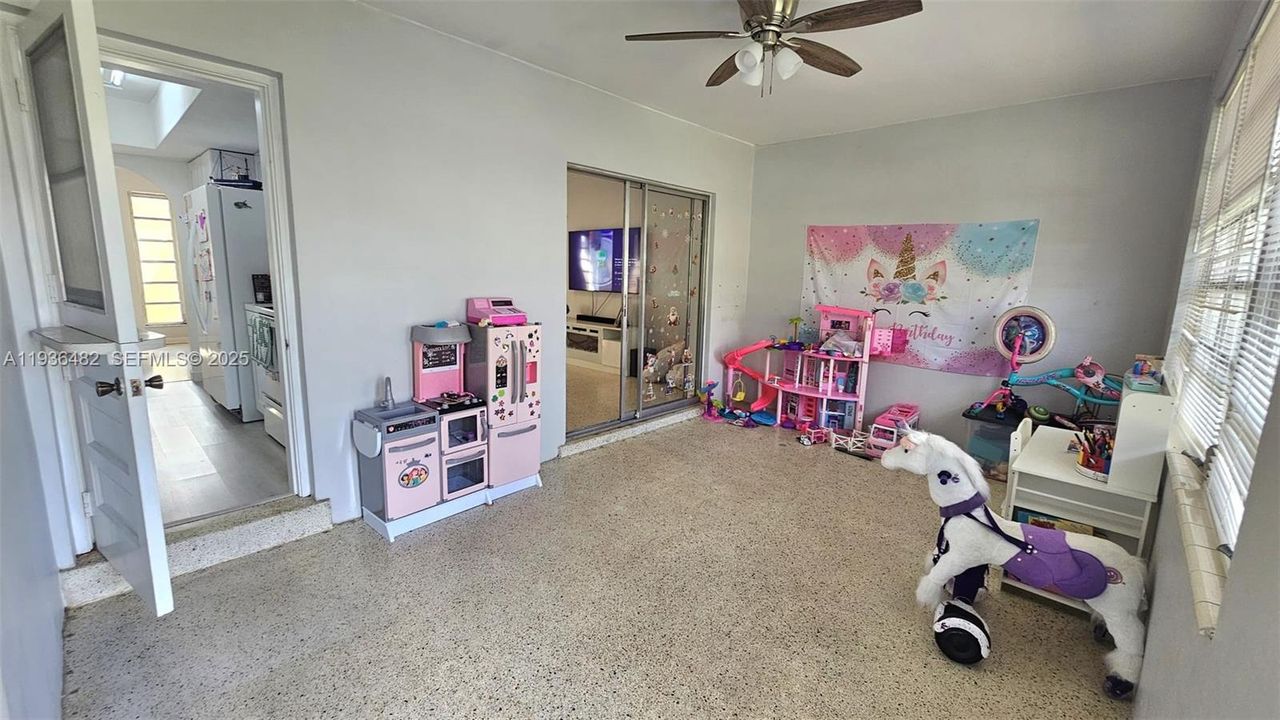 出租: $2,600 (2 贝兹, 1 浴室, 2796 平方英尺)