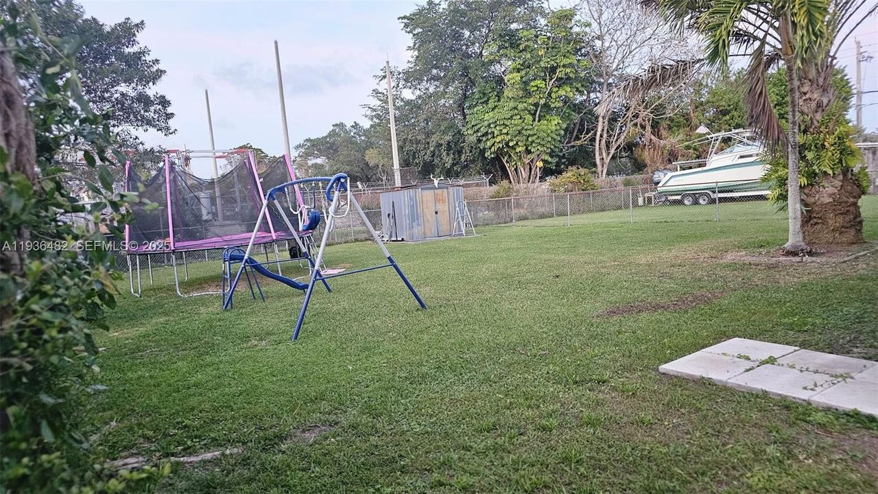 出租: $2,600 (2 贝兹, 1 浴室, 2796 平方英尺)