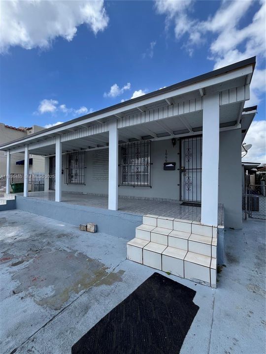 出租: $2,500 (2 贝兹, 1 浴室, 1832 平方英尺)