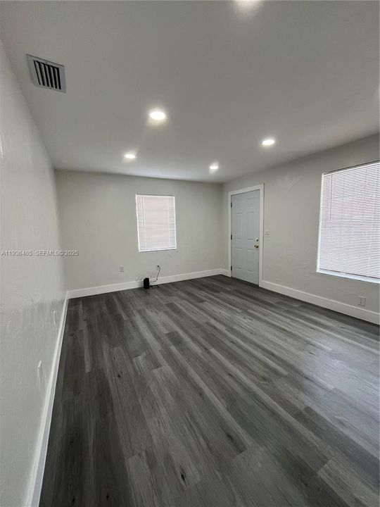 出租: $2,500 (2 贝兹, 1 浴室, 1832 平方英尺)