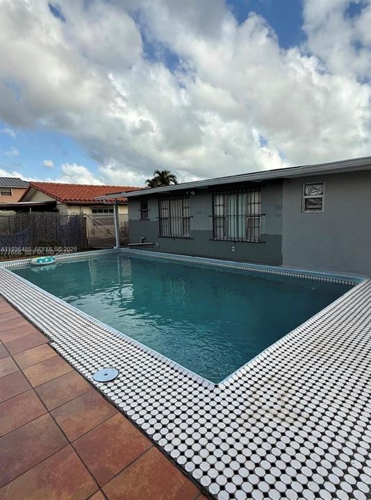 出租: $2,500 (2 贝兹, 1 浴室, 1832 平方英尺)