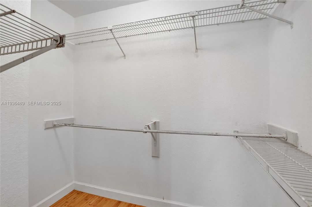 For Rent: $1,800 (1 beds, 1 baths, 950 Square Feet)