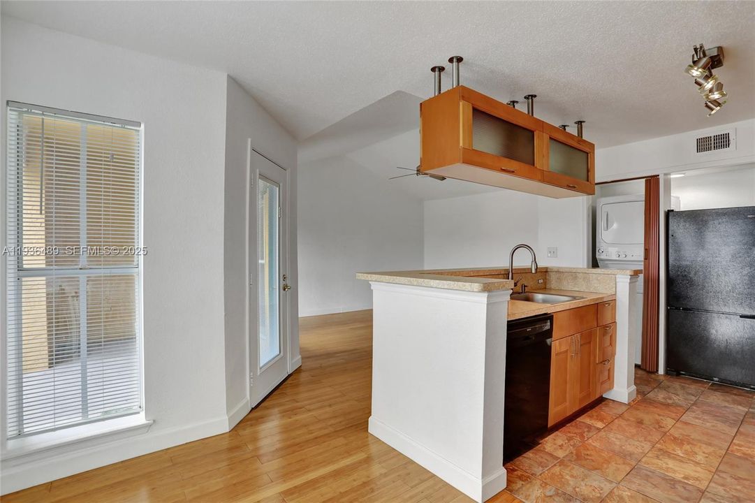 For Rent: $1,800 (1 beds, 1 baths, 950 Square Feet)