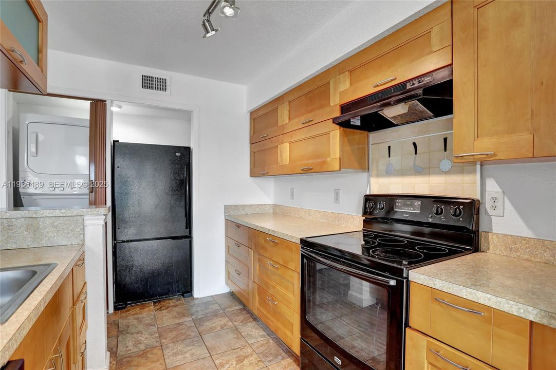 For Rent: $1,800 (1 beds, 1 baths, 950 Square Feet)
