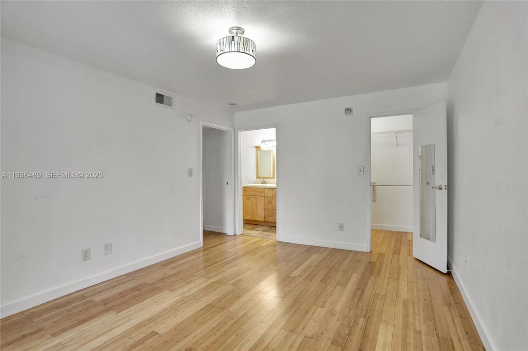 For Rent: $1,800 (1 beds, 1 baths, 950 Square Feet)