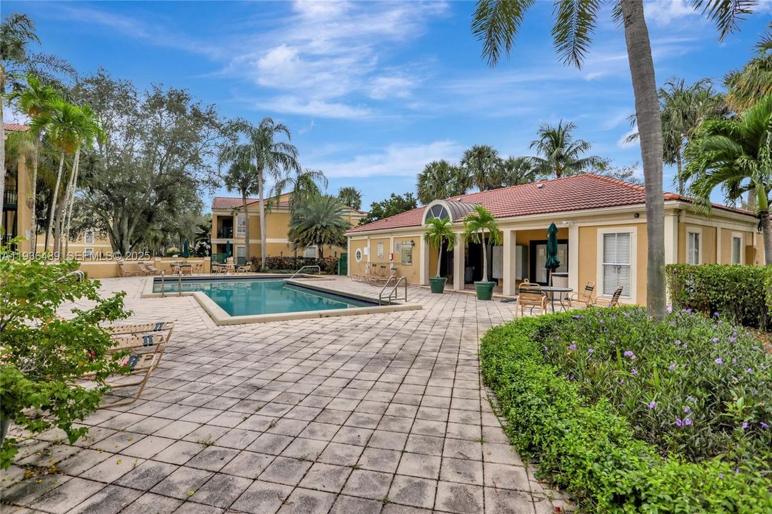 For Rent: $1,800 (1 beds, 1 baths, 950 Square Feet)