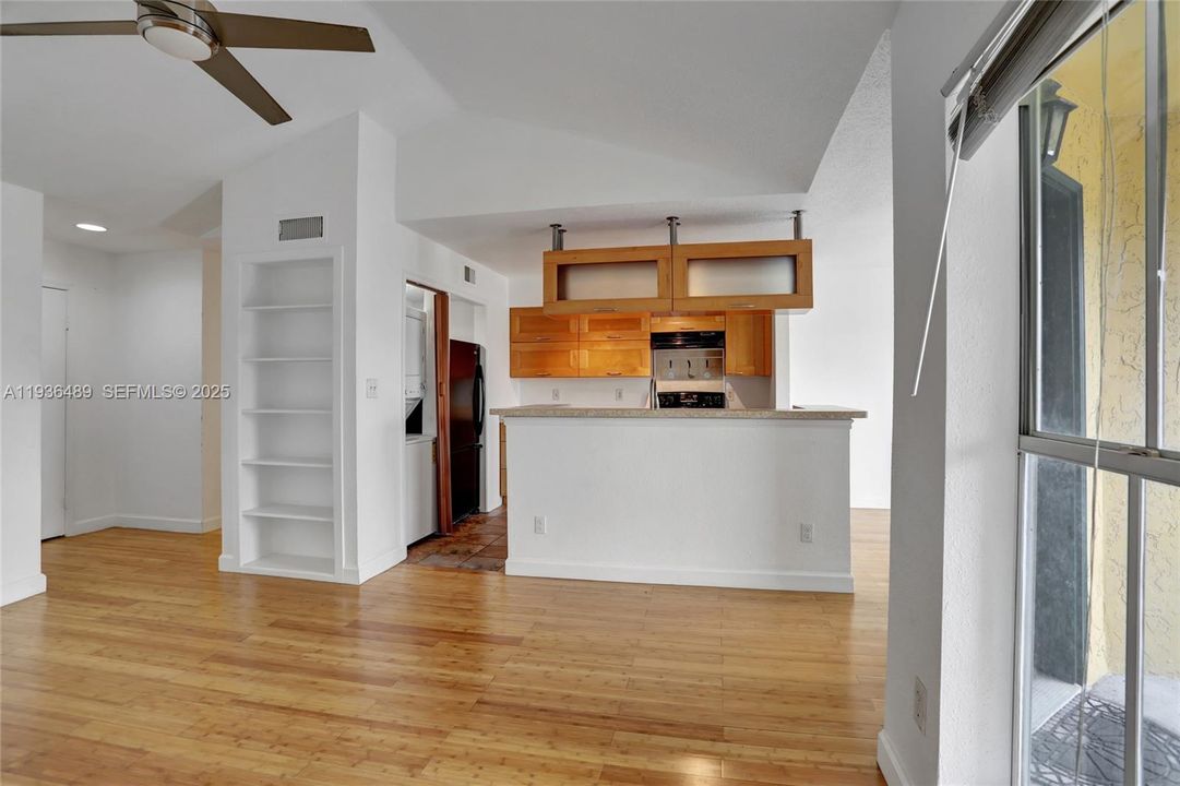 For Rent: $1,800 (1 beds, 1 baths, 950 Square Feet)