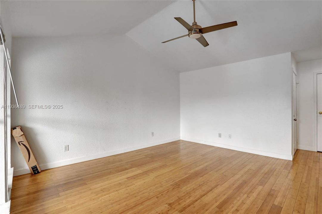 For Rent: $1,800 (1 beds, 1 baths, 950 Square Feet)