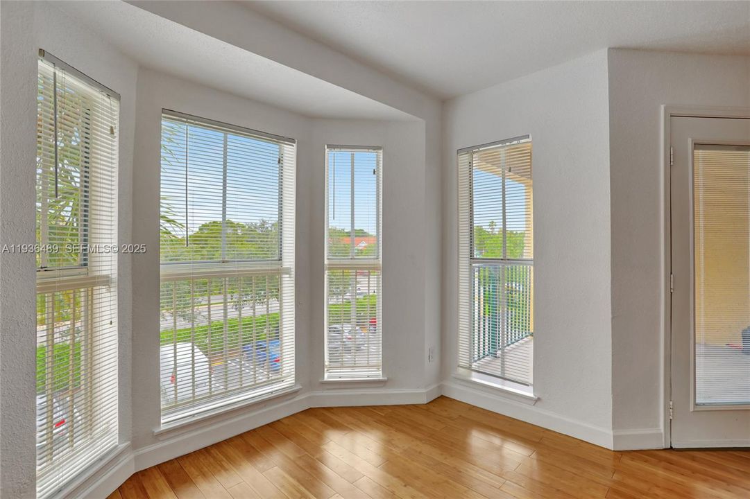 For Rent: $1,800 (1 beds, 1 baths, 950 Square Feet)