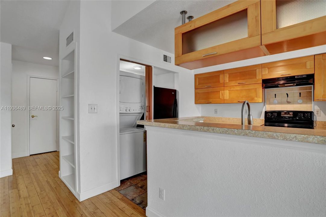 For Rent: $1,800 (1 beds, 1 baths, 950 Square Feet)