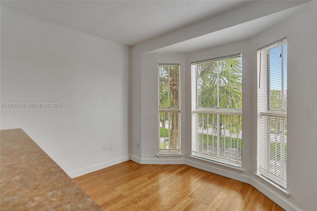 For Rent: $1,800 (1 beds, 1 baths, 950 Square Feet)