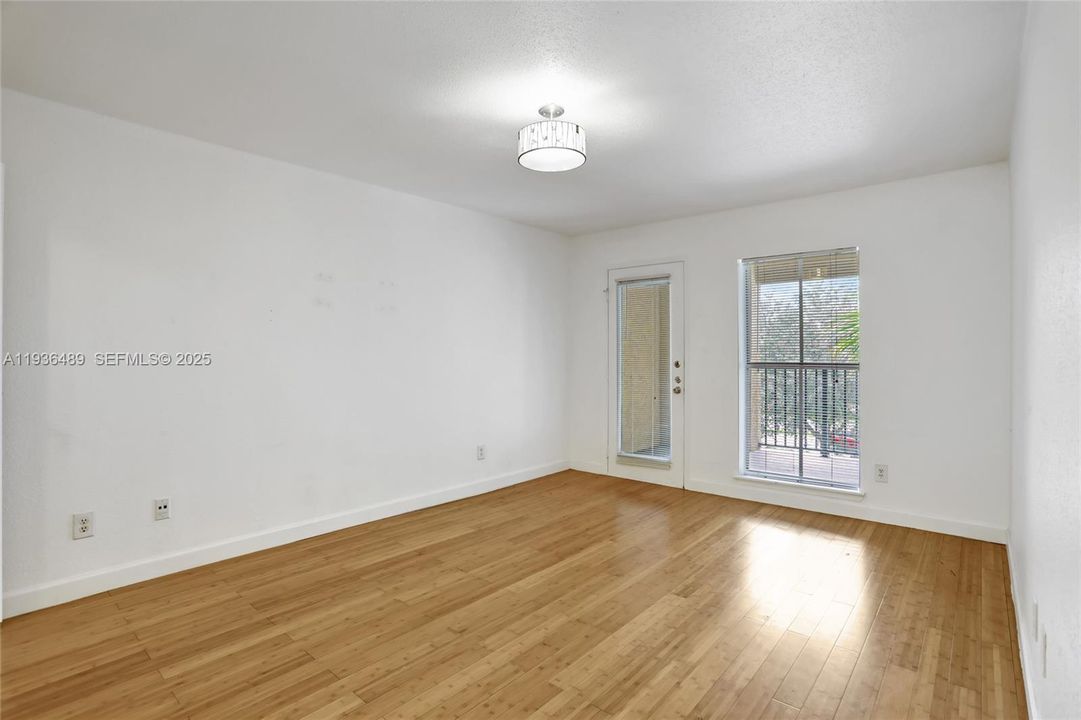 For Rent: $1,800 (1 beds, 1 baths, 950 Square Feet)