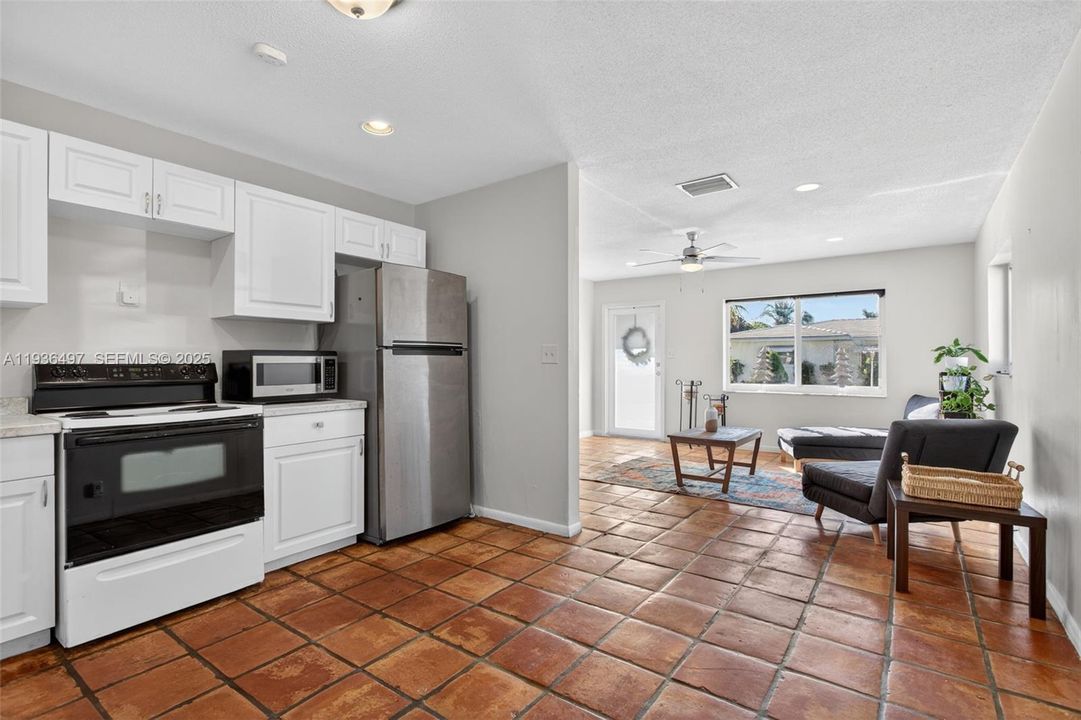 待售: $260,000 (2 贝兹, 1 浴室, 864 平方英尺)