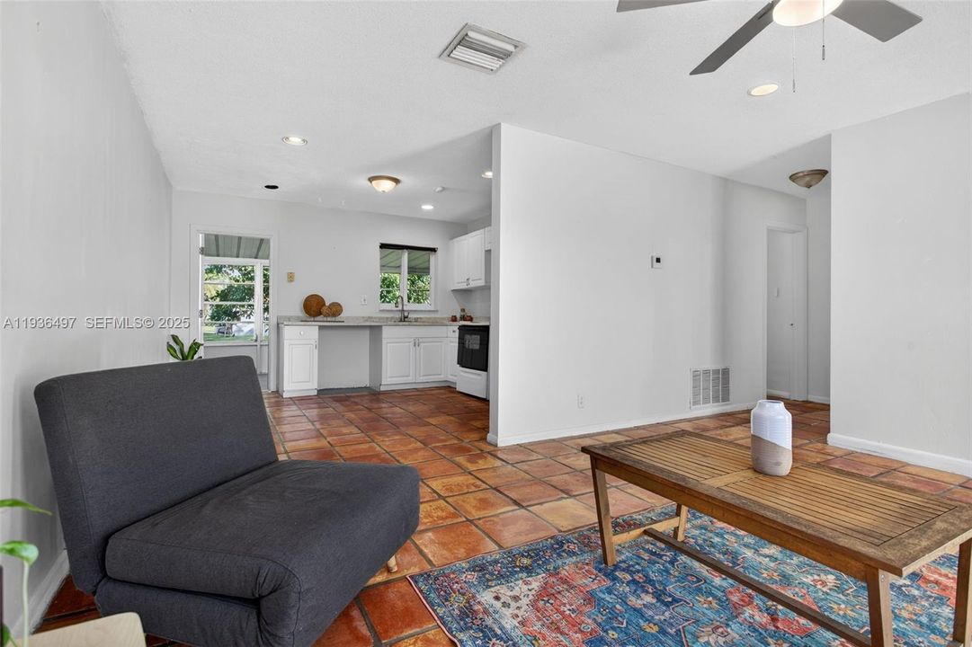 待售: $260,000 (2 贝兹, 1 浴室, 864 平方英尺)