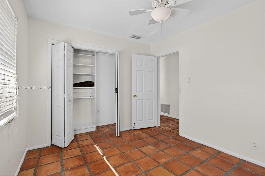 待售: $260,000 (2 贝兹, 1 浴室, 864 平方英尺)