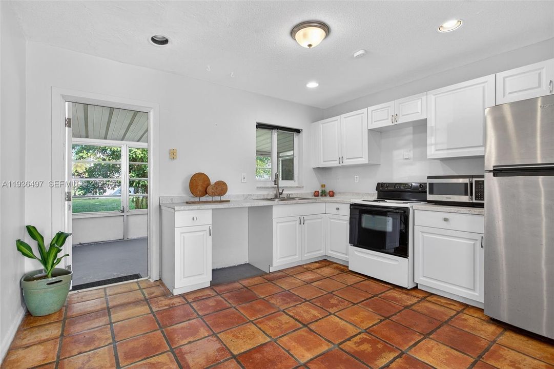 待售: $260,000 (2 贝兹, 1 浴室, 864 平方英尺)