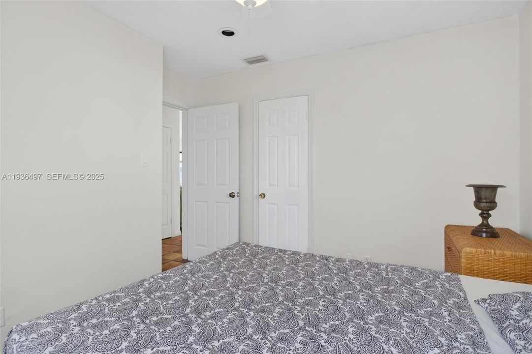 待售: $260,000 (2 贝兹, 1 浴室, 864 平方英尺)