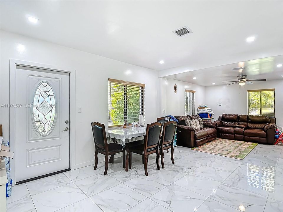 待售: $515,900 (2 贝兹, 1 浴室, 924 平方英尺)