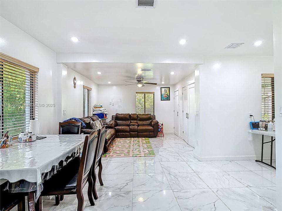 待售: $515,900 (2 贝兹, 1 浴室, 924 平方英尺)