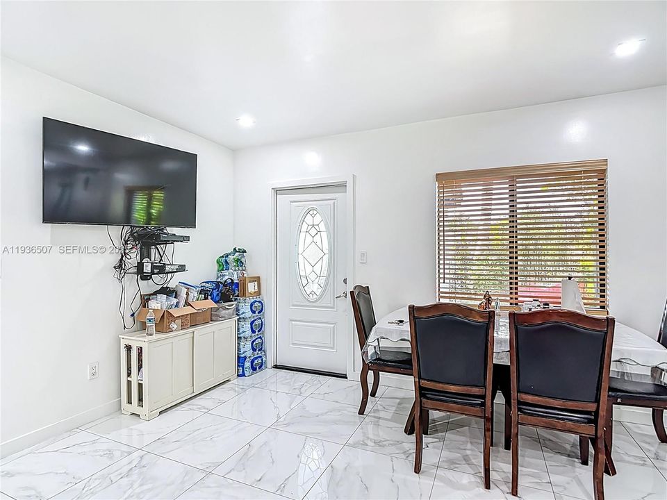 待售: $515,900 (2 贝兹, 1 浴室, 924 平方英尺)