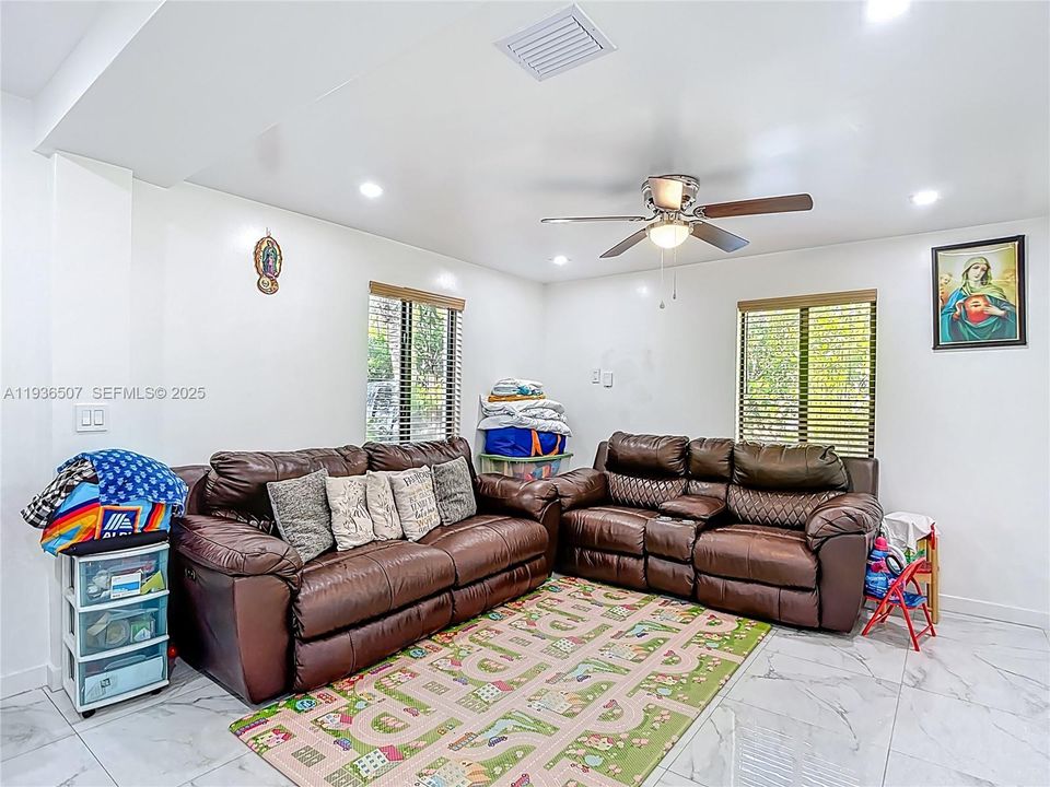 待售: $515,900 (2 贝兹, 1 浴室, 924 平方英尺)