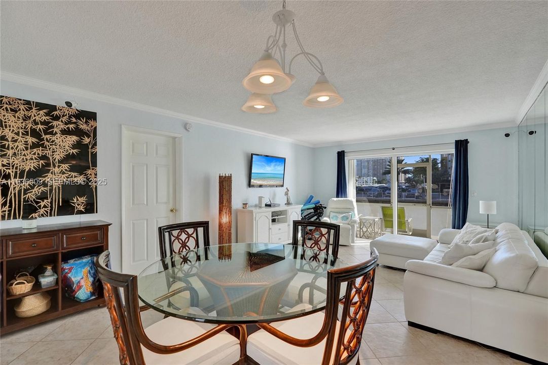 待售: $289,900 (1 贝兹, 2 浴室, 890 平方英尺)