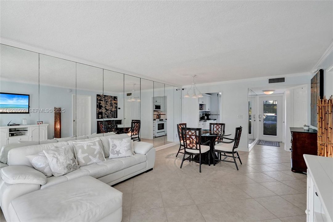 待售: $289,900 (1 贝兹, 2 浴室, 890 平方英尺)