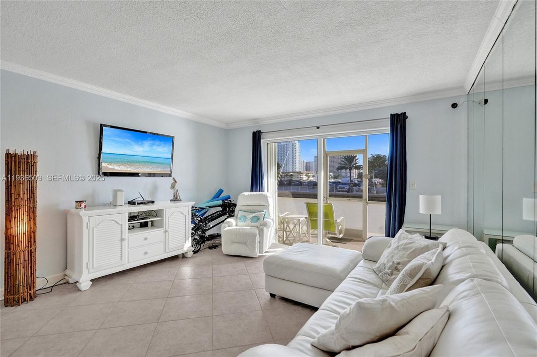 待售: $289,900 (1 贝兹, 2 浴室, 890 平方英尺)