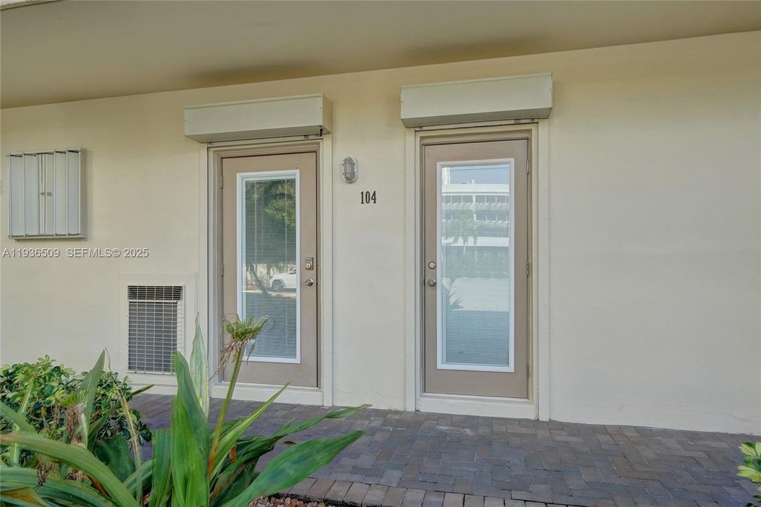 待售: $289,900 (1 贝兹, 2 浴室, 890 平方英尺)