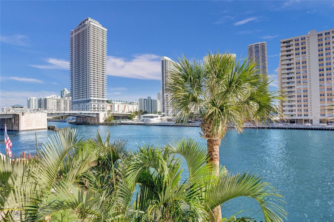 待售: $289,900 (1 贝兹, 2 浴室, 890 平方英尺)