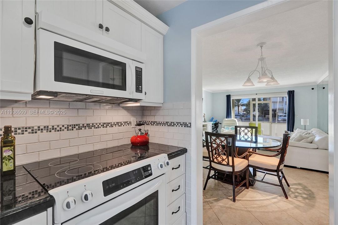 待售: $289,900 (1 贝兹, 2 浴室, 890 平方英尺)