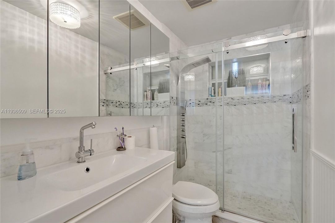 待售: $289,900 (1 贝兹, 2 浴室, 890 平方英尺)