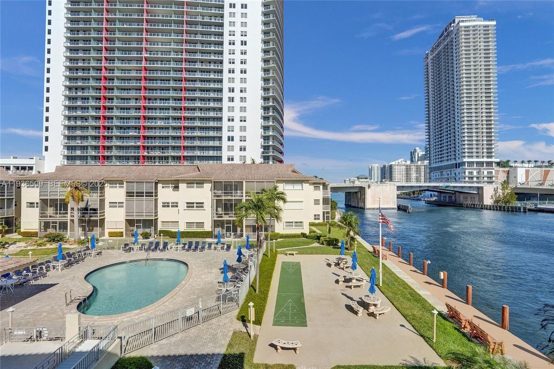 待售: $289,900 (1 贝兹, 2 浴室, 890 平方英尺)