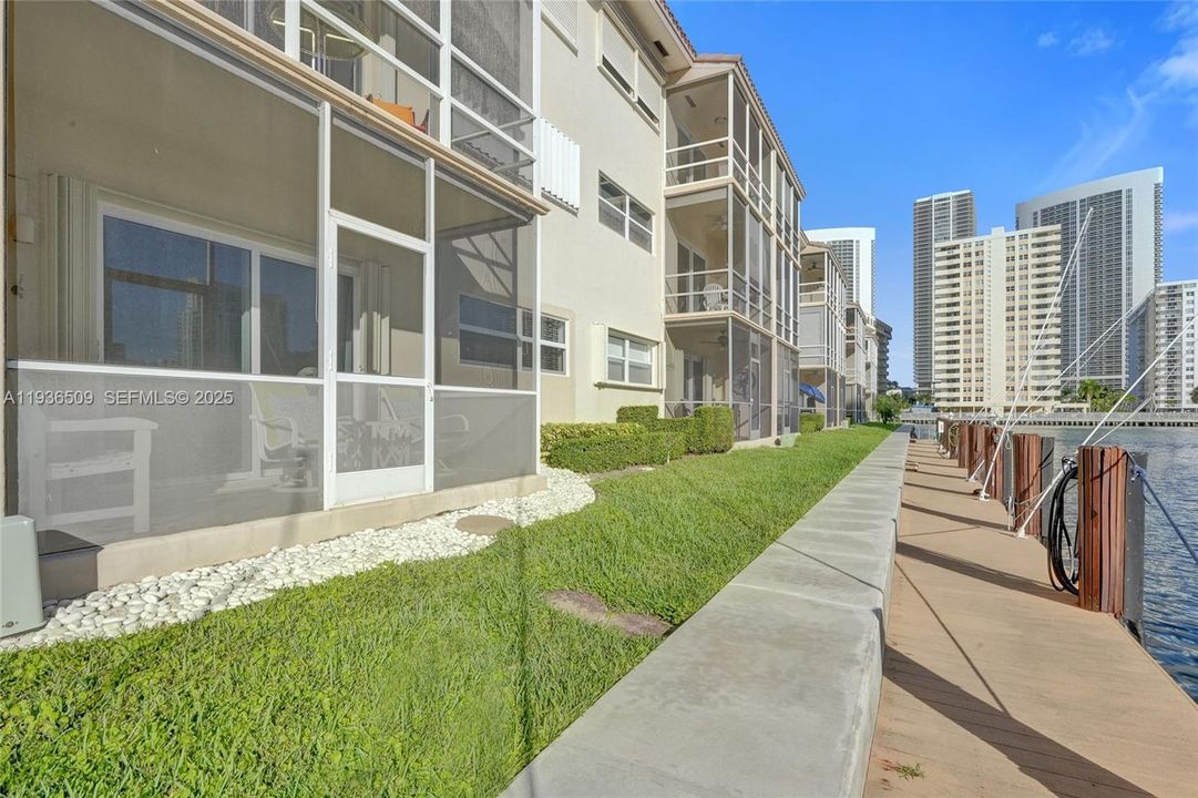 待售: $289,900 (1 贝兹, 2 浴室, 890 平方英尺)