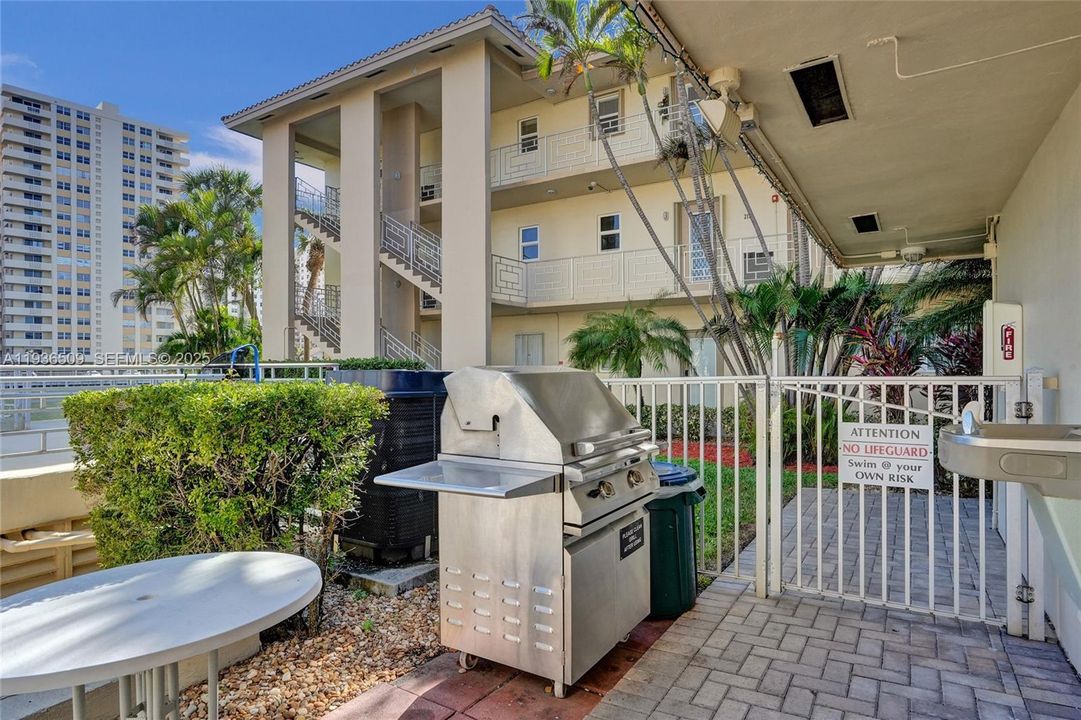 待售: $289,900 (1 贝兹, 2 浴室, 890 平方英尺)