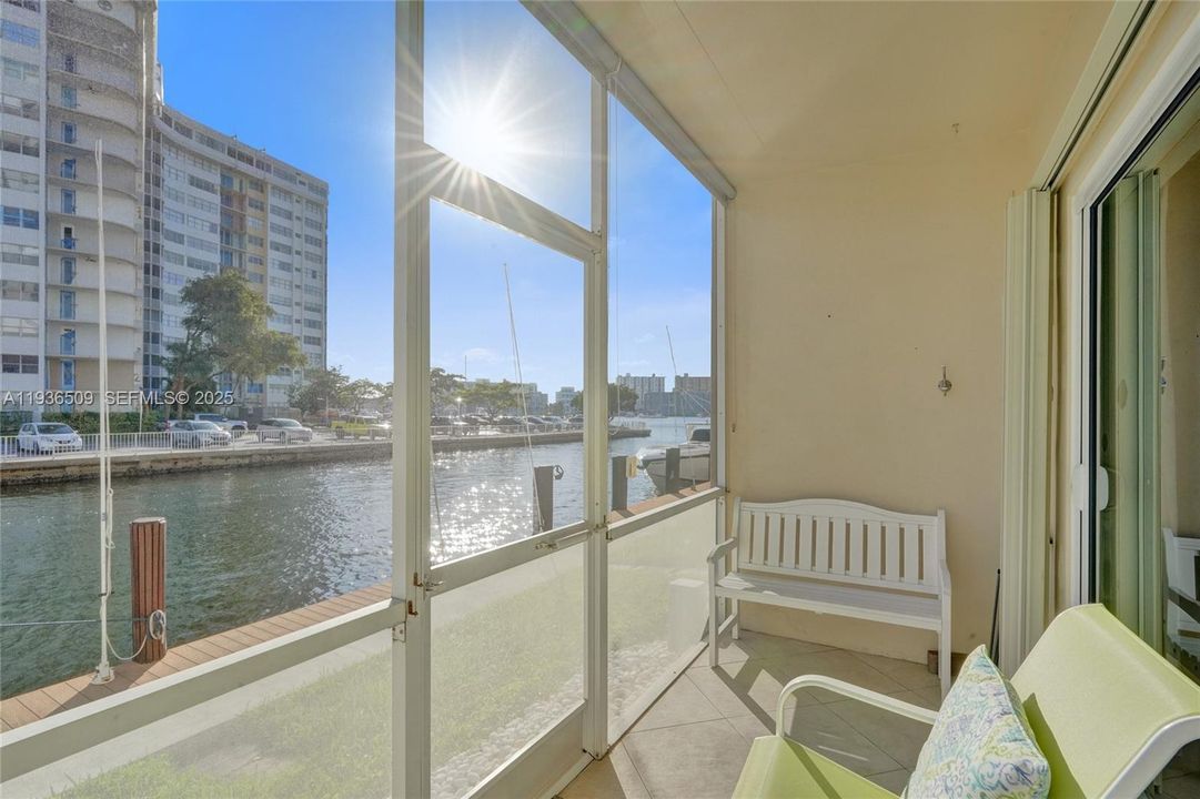 待售: $289,900 (1 贝兹, 2 浴室, 890 平方英尺)