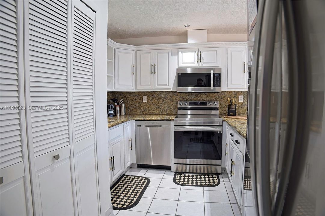 待售: $760,000 (4 贝兹, 2 浴室, 1899 平方英尺)