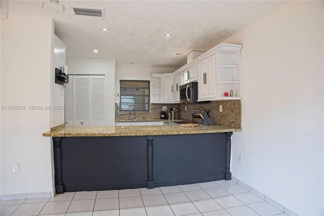 待售: $760,000 (4 贝兹, 2 浴室, 1899 平方英尺)