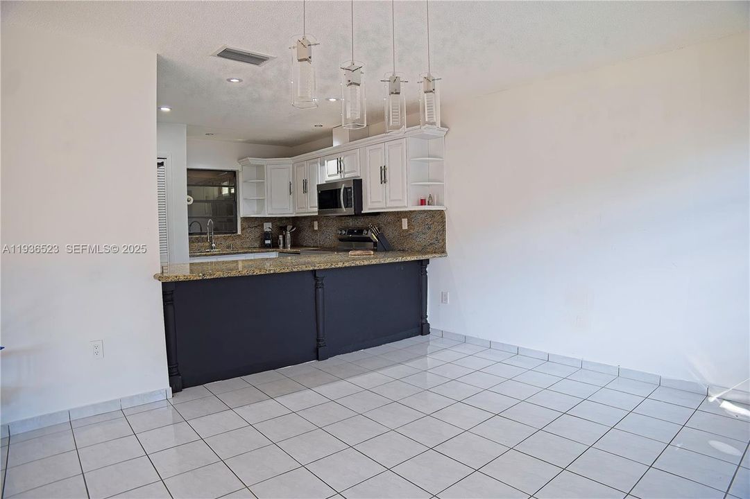 待售: $760,000 (4 贝兹, 2 浴室, 1899 平方英尺)