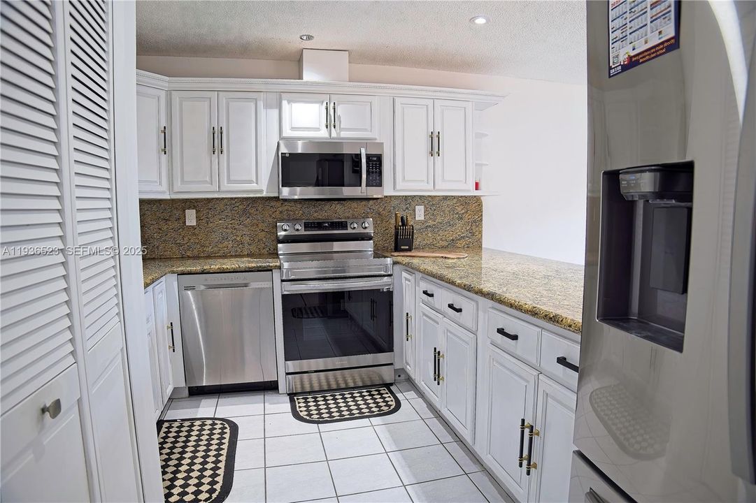 待售: $760,000 (4 贝兹, 2 浴室, 1899 平方英尺)