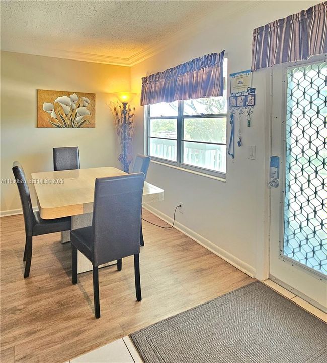 待售: $139,000 (2 贝兹, 1 浴室, 820 平方英尺)