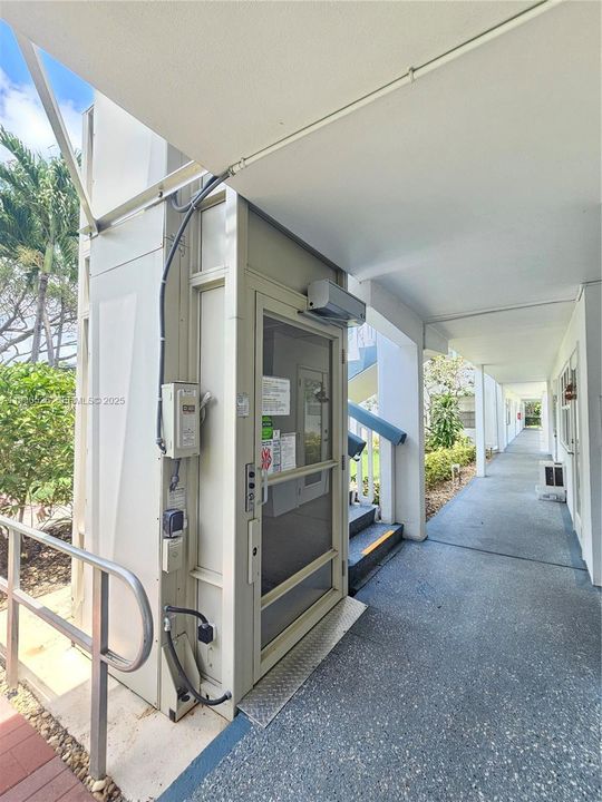 待售: $139,000 (2 贝兹, 1 浴室, 820 平方英尺)