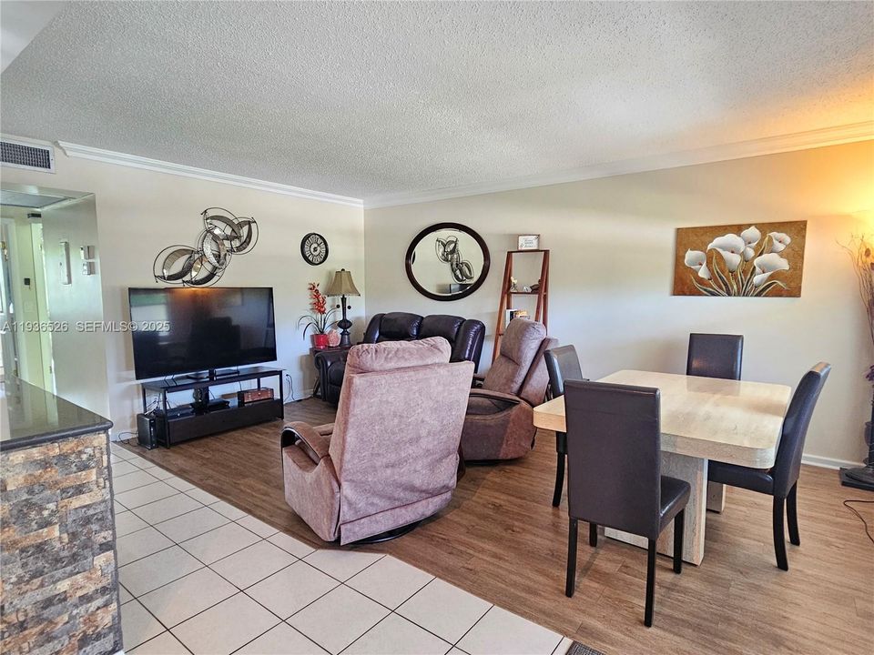 待售: $139,000 (2 贝兹, 1 浴室, 820 平方英尺)