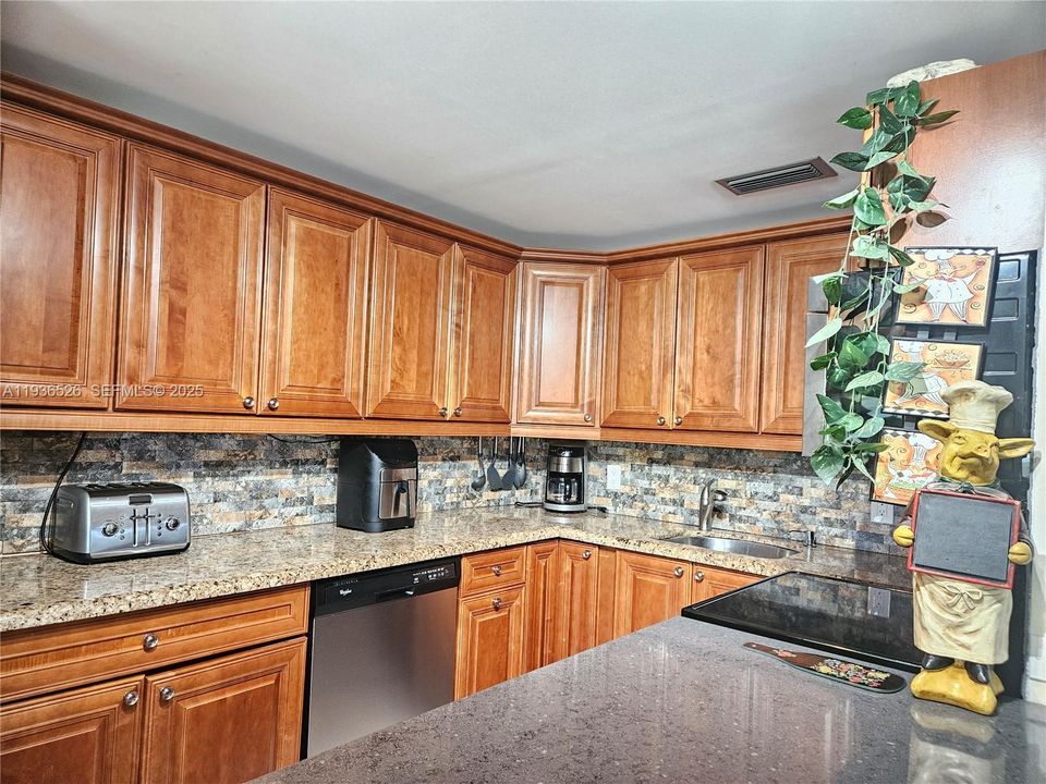 待售: $139,000 (2 贝兹, 1 浴室, 820 平方英尺)