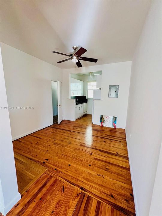 For Rent: $2,400 (1 beds, 1 baths, 730 Square Feet)