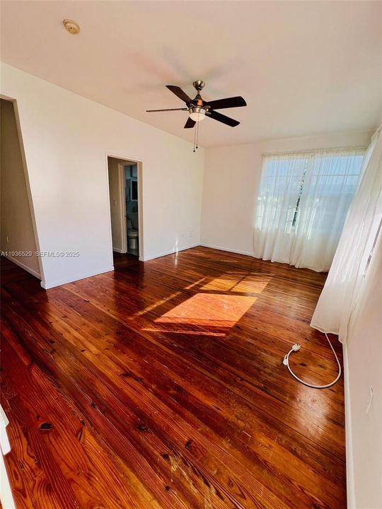 For Rent: $2,400 (1 beds, 1 baths, 730 Square Feet)