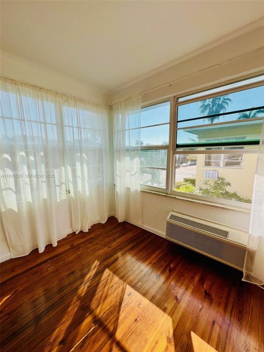 For Rent: $2,400 (1 beds, 1 baths, 730 Square Feet)