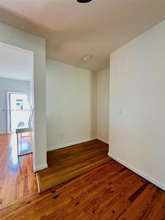 For Rent: $2,400 (1 beds, 1 baths, 730 Square Feet)