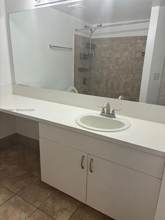 For Rent: $1,900 (2 beds, 2 baths, 820 Square Feet)